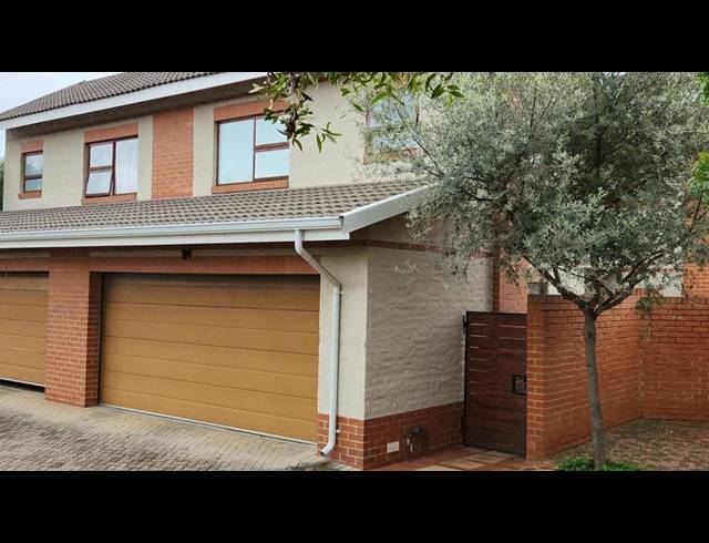 3 BEDROOM TOWNHOUSE FOR SALE IN MOOIKLOOF